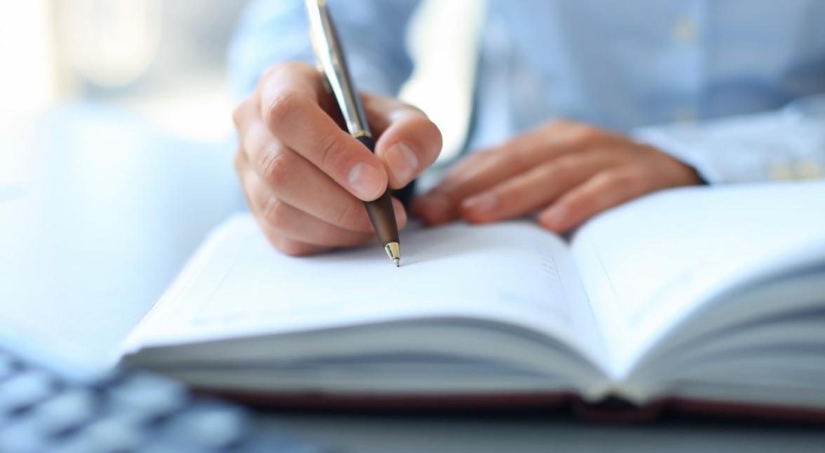 Teilnehmer beim Online-Lernen mit strukturierten Modulen